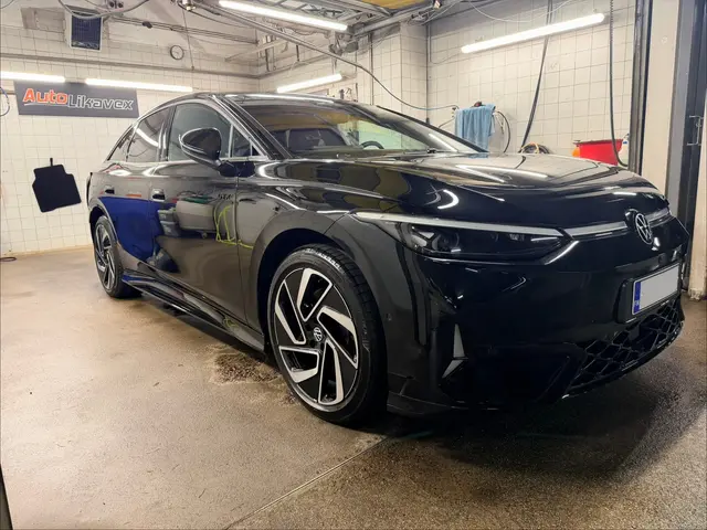 Juuri vahattu musta auto kiiltää autolikavexin pesuhallissa – vahaus ja pinnoitteet Helsinki